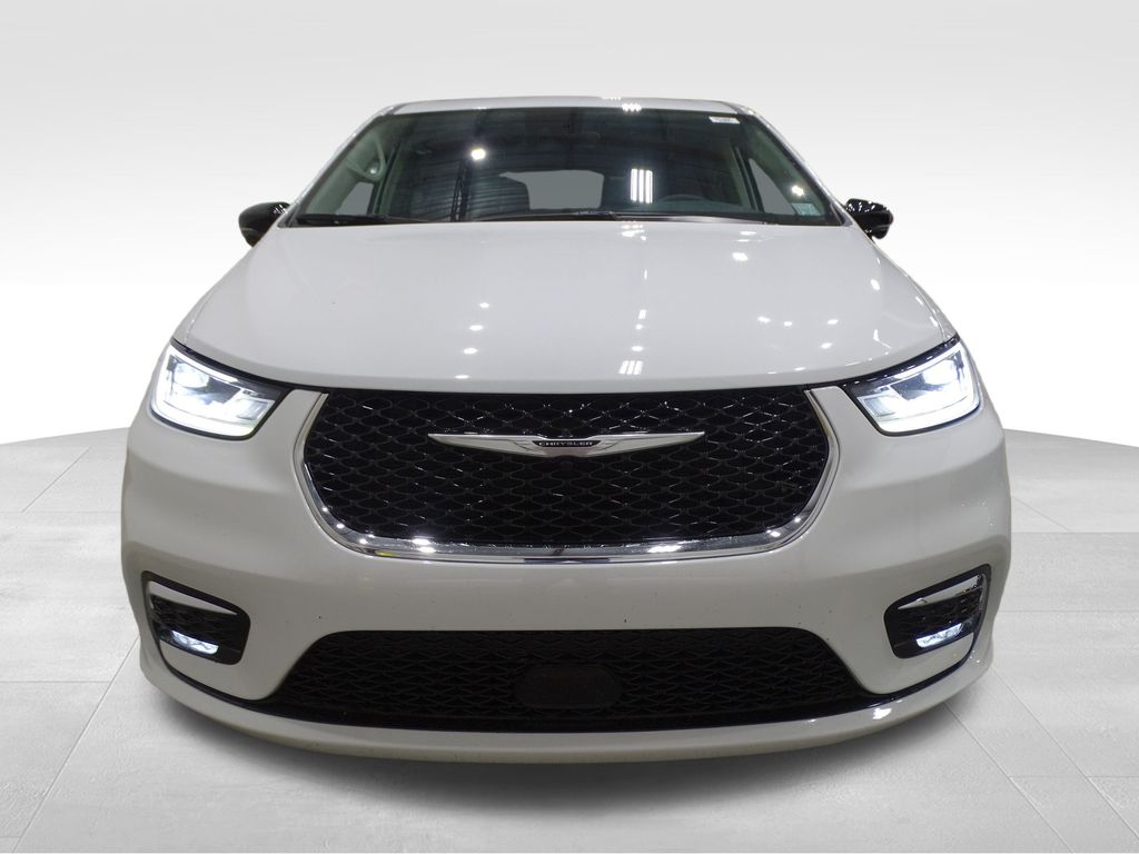 2024 Chrysler Pacifica Touring L photo 2