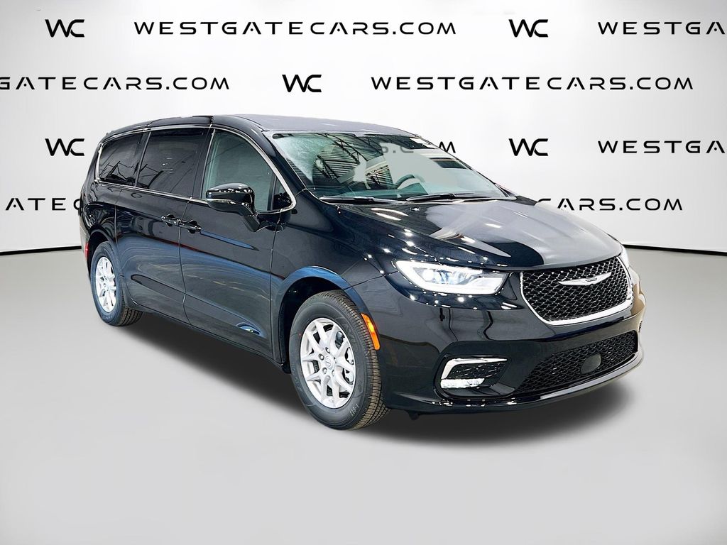 2026 Chrysler Pacifica Select's photo