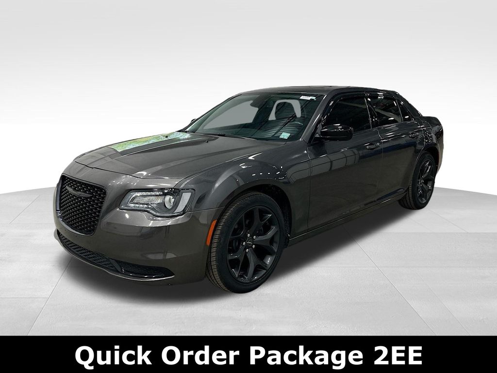 2021 Chrysler 300 Touring photo 3