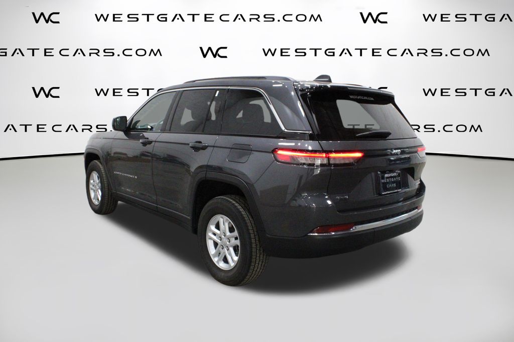 2023 Jeep Grand Cherokee Laredo photo 3