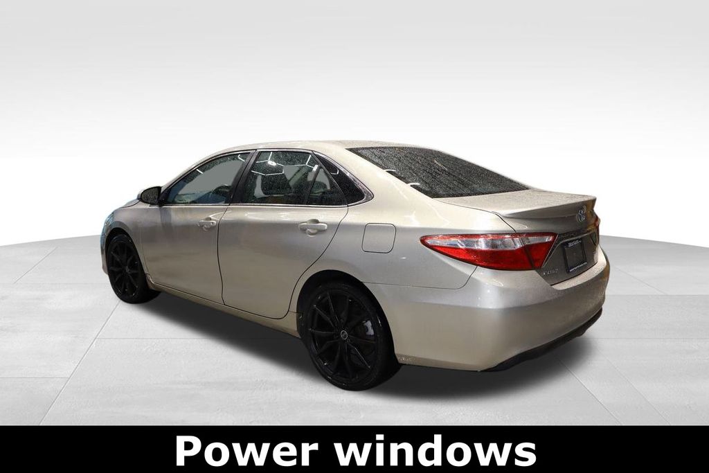 2017 Toyota Camry SE photo 2