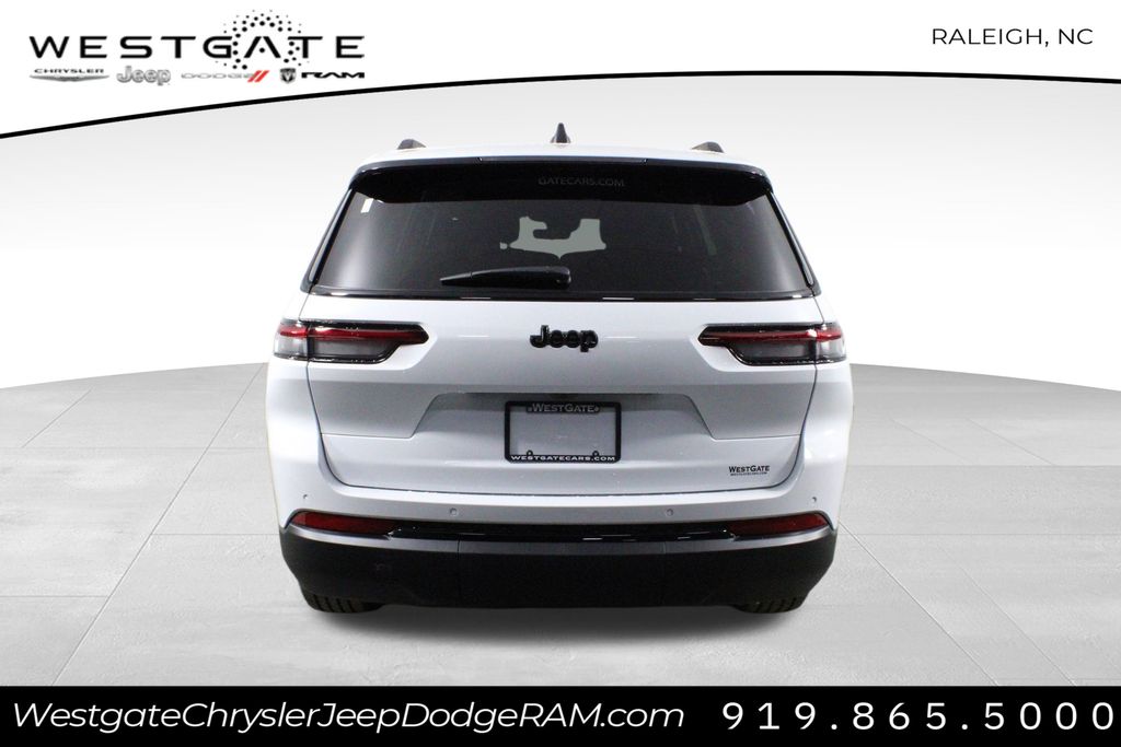 2025 Jeep Grand Cherokee Altitude photo 3