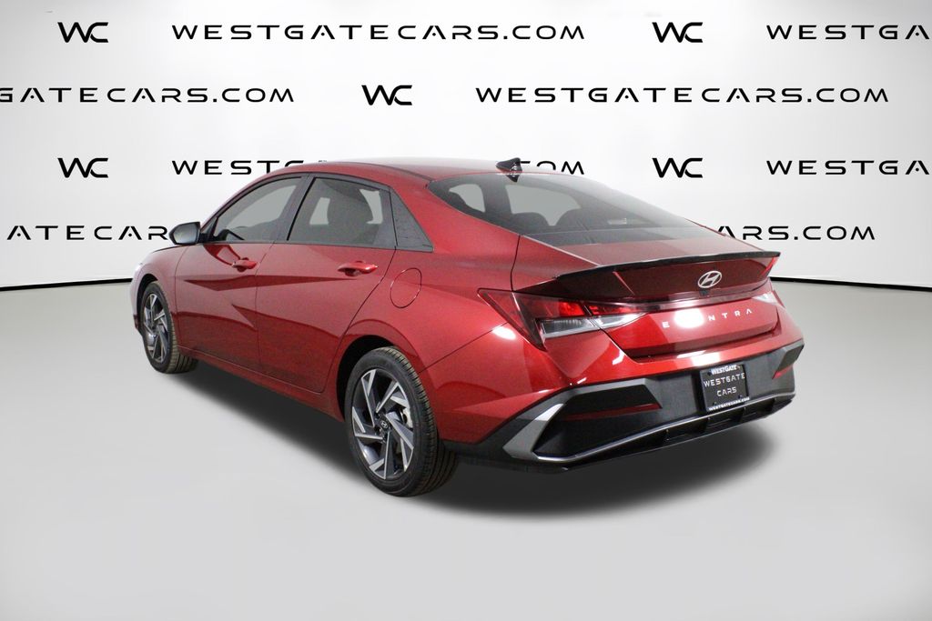 2025 Hyundai Elantra SEL Sport photo 3