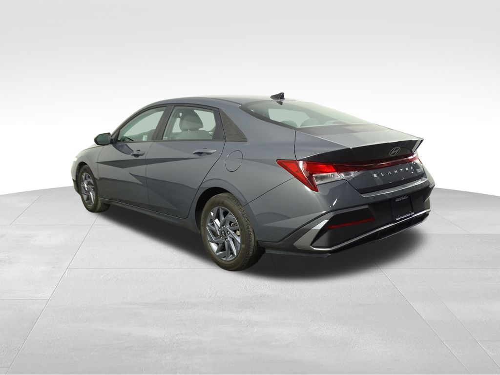 2024 Hyundai Elantra SEL photo 3