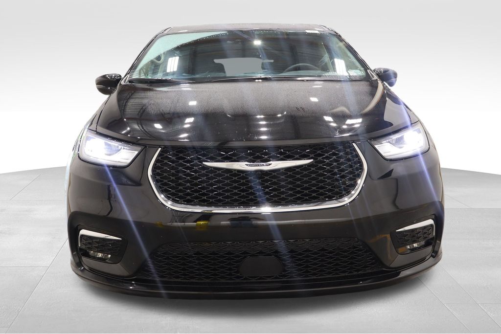 2024 Chrysler Pacifica Touring L photo 2