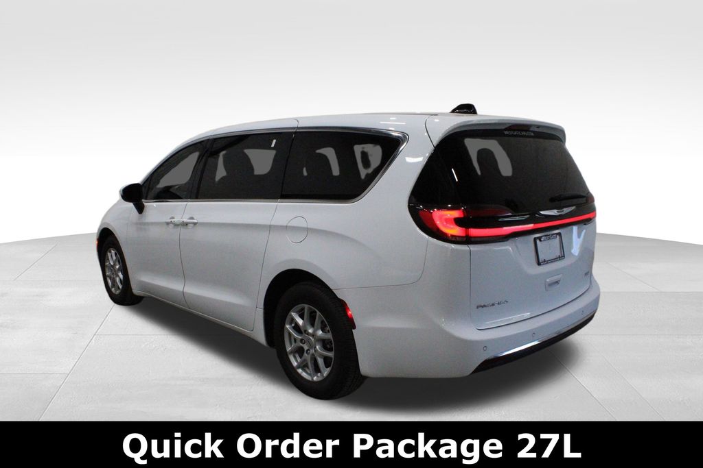 2023 Chrysler Pacifica Touring L photo 3