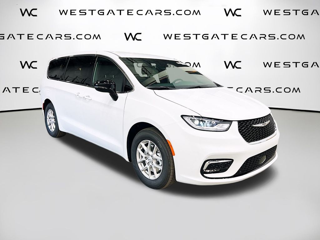 2026 Chrysler Pacifica Select's photo