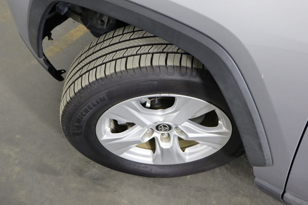 2021 Toyota RAV4 XLE - Photo 41