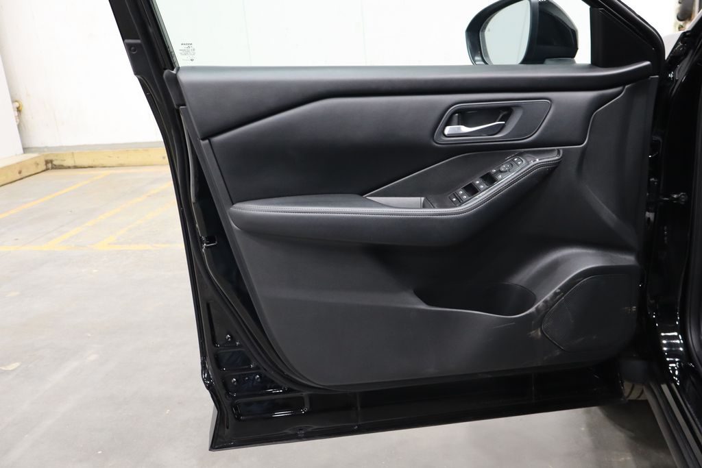 2024 Nissan Rogue SV - Photo 16