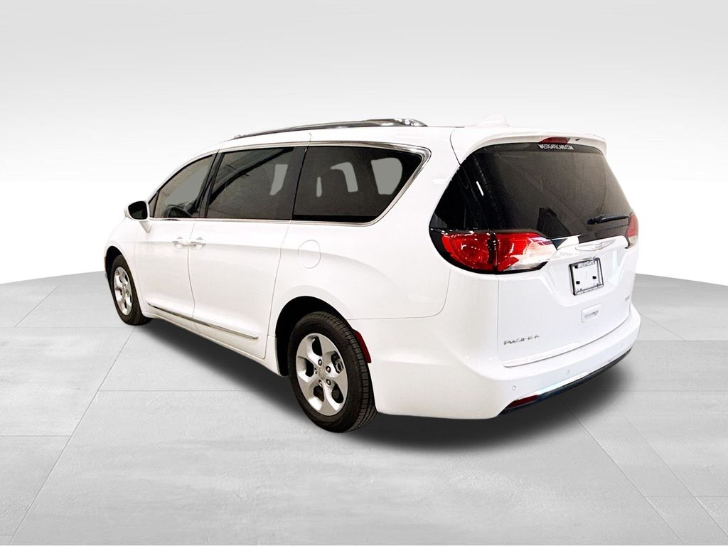 2017 Chrysler Pacifica Touring Plus photo 4
