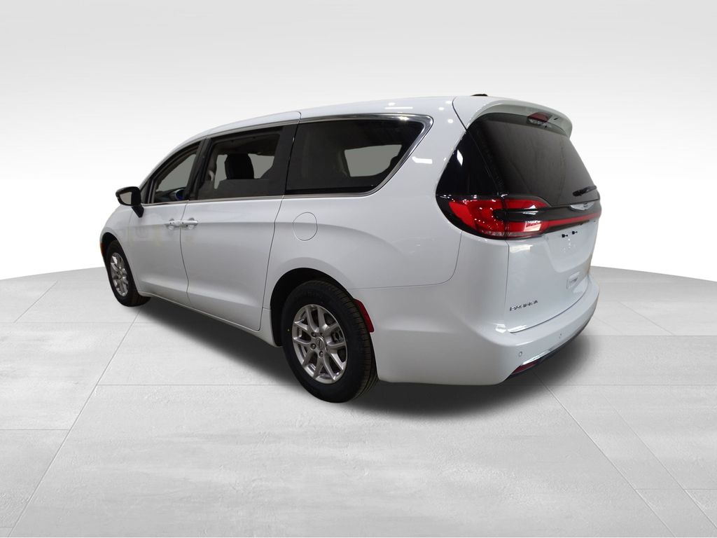 2024 Chrysler Pacifica Touring L photo 3