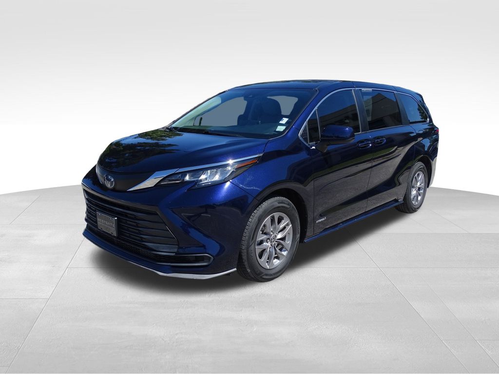 2021 Toyota Sienna LE photo 3