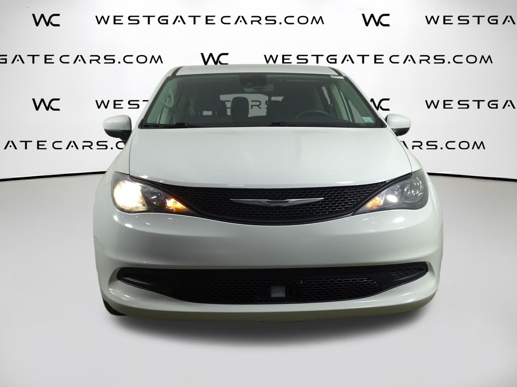 2021 Chrysler Voyager L photo 2