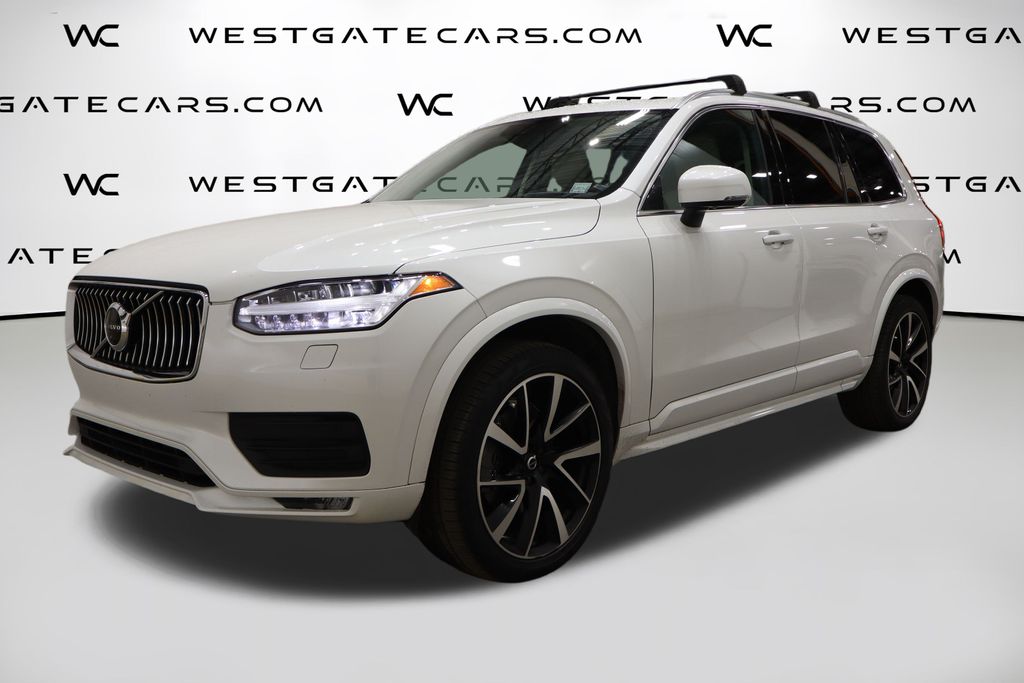 2022 Volvo XC90 Momentum's photo