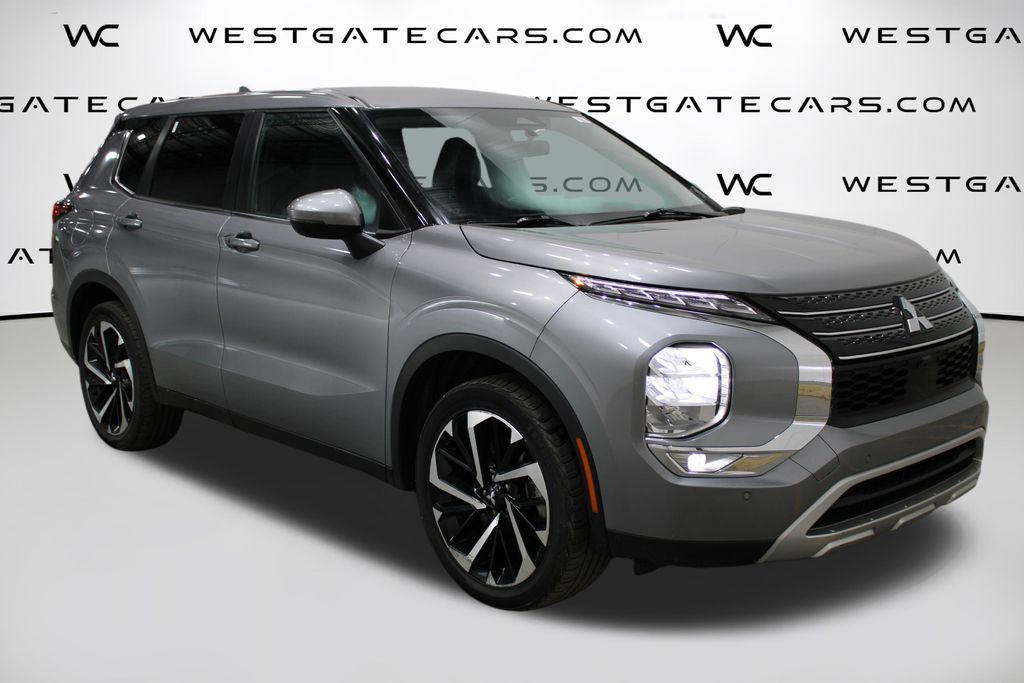 2022 Mitsubishi Outlander SE's photo