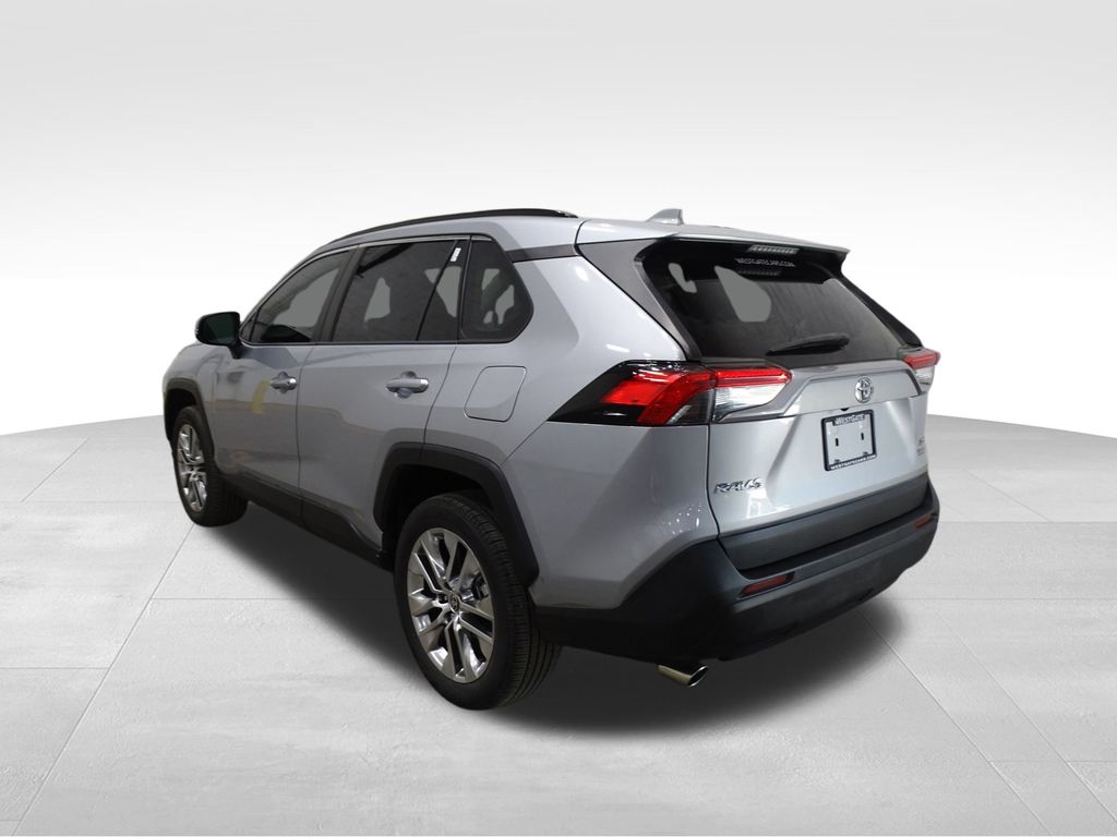 2021 Toyota RAV4 XLE Premium photo 3
