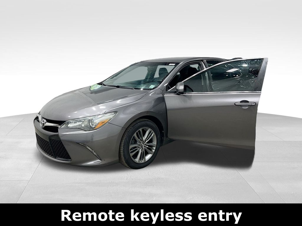 2017 Toyota Camry SE photo 2