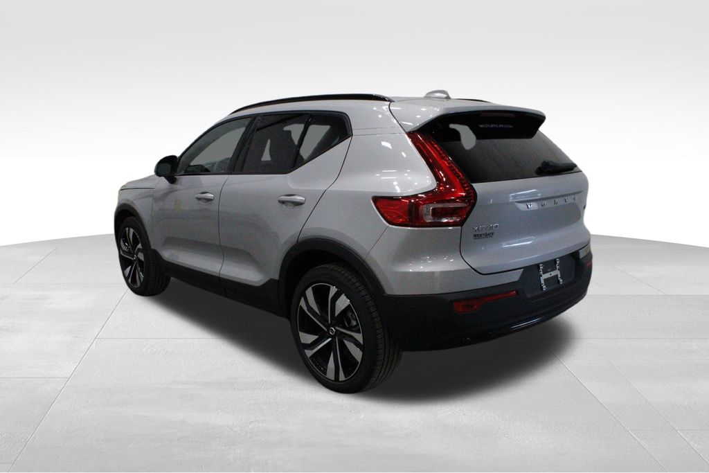 2025 Volvo XC40 Plus photo 3