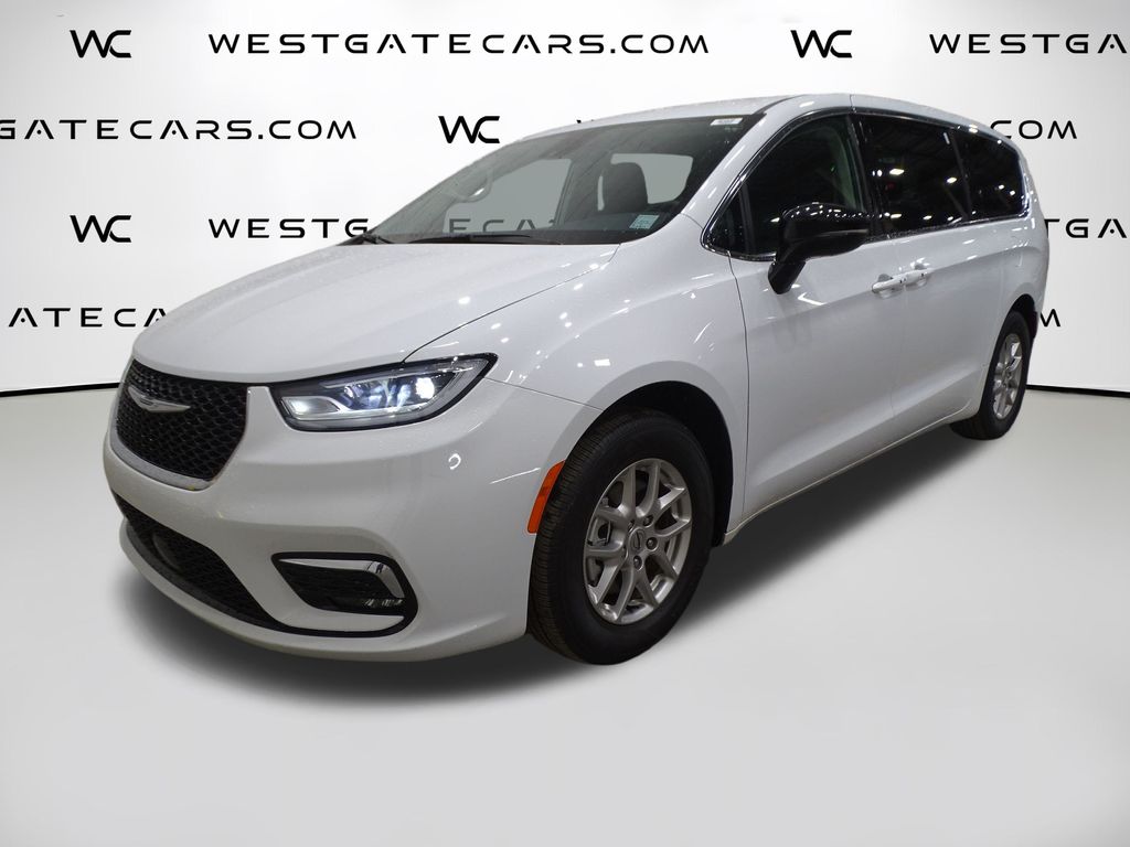 2024 Chrysler Pacifica Touring L's photo