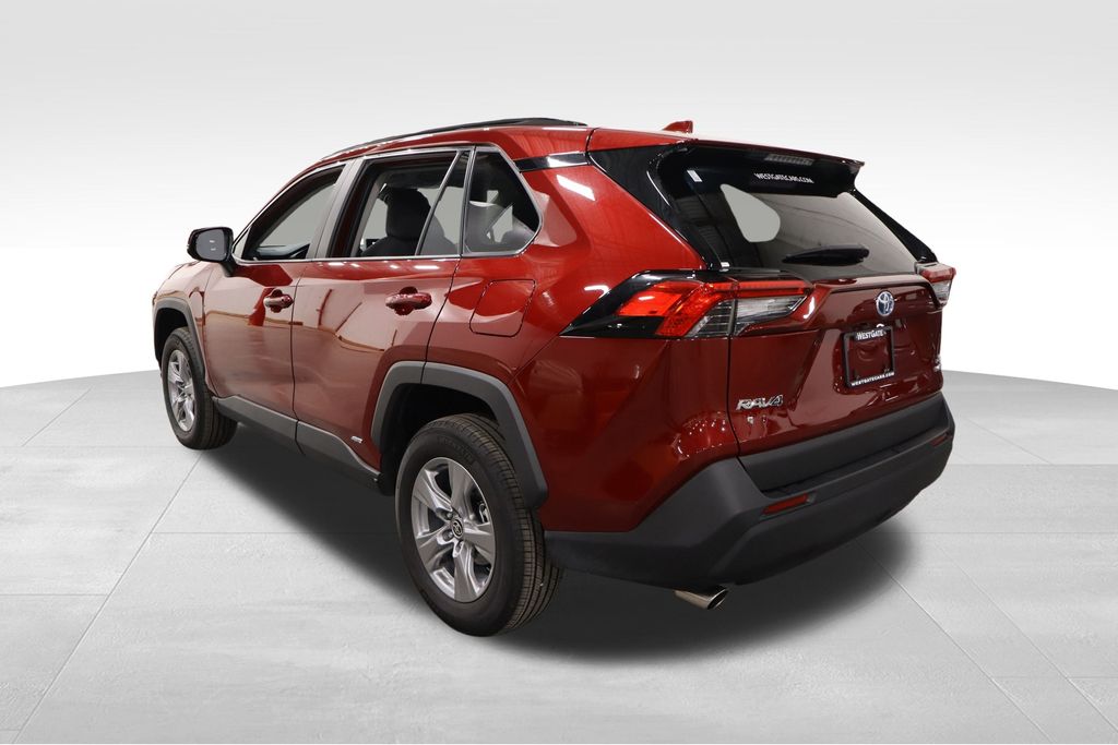 2024 Toyota RAV4 Hybrid XLE photo 3
