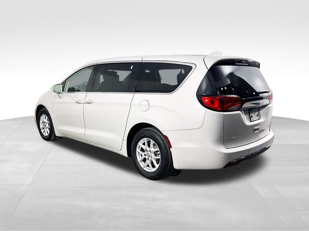 2020 Chrysler Pacifica Touring photo 4