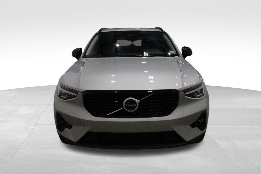 2025 Volvo XC40 Plus photo 2