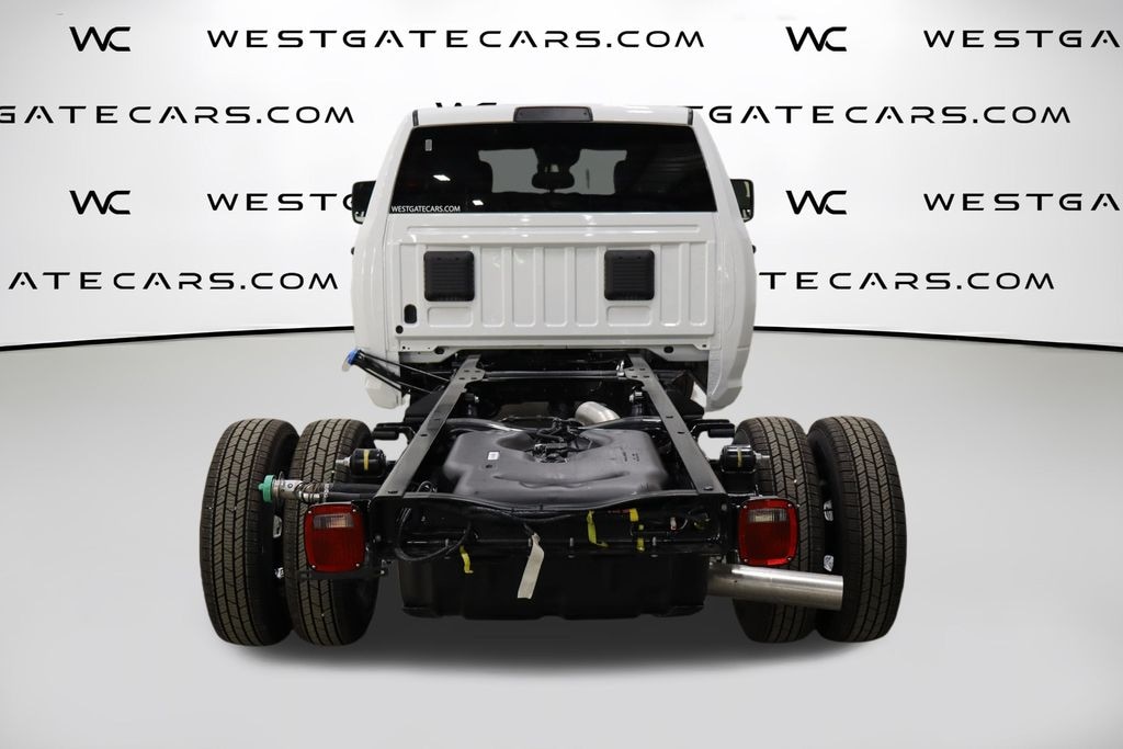 New 2026 Ram 3500 TRADESMAN CREW CAB CHASSIS 4X4 60' CA Pickup