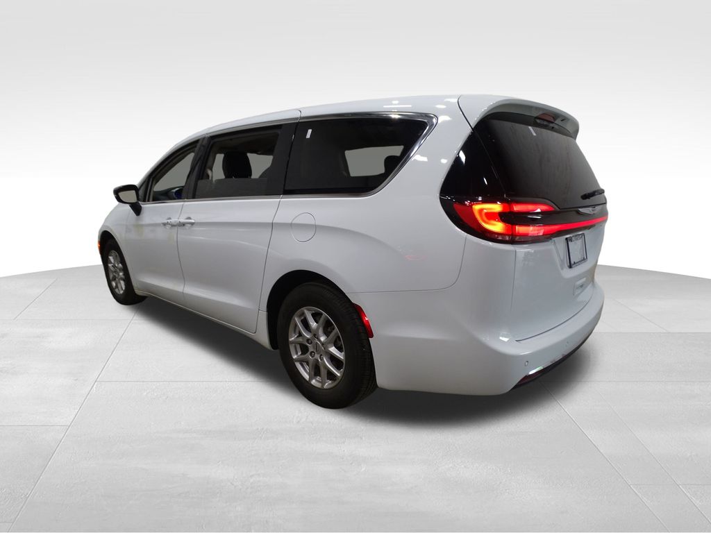 2024 Chrysler Pacifica Touring L photo 3