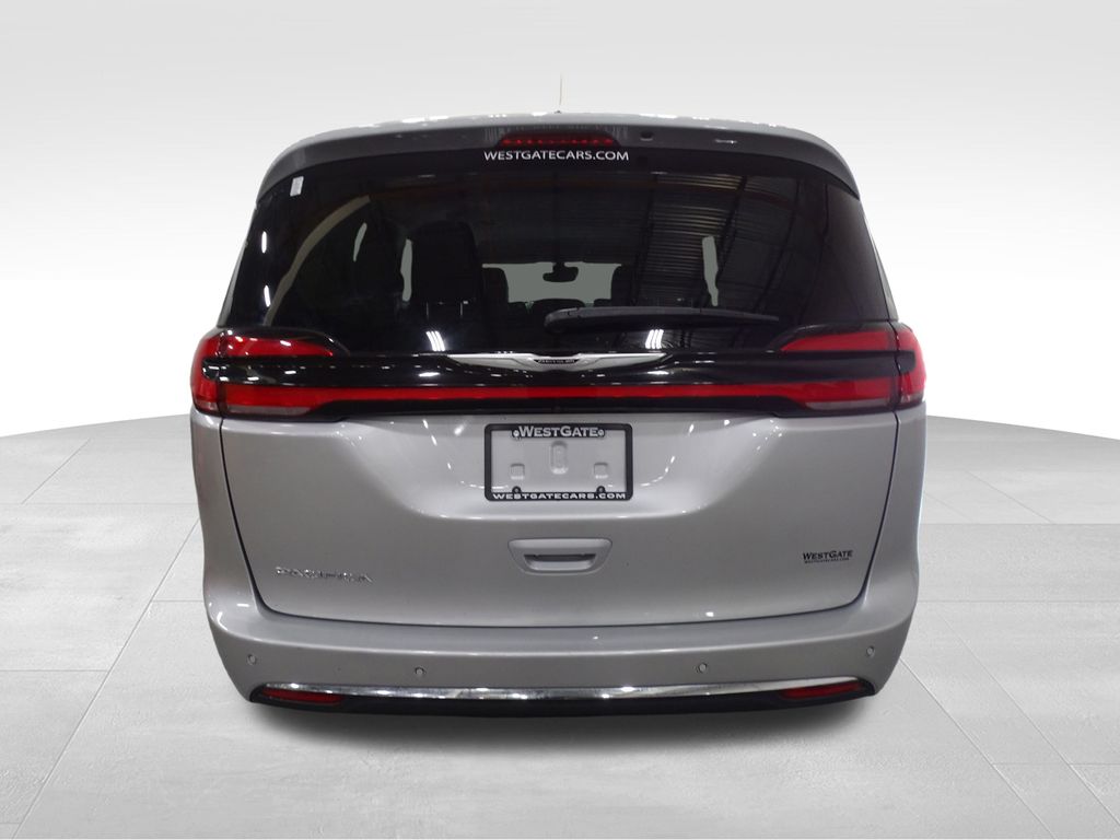 2024 Chrysler Pacifica Touring L photo 4