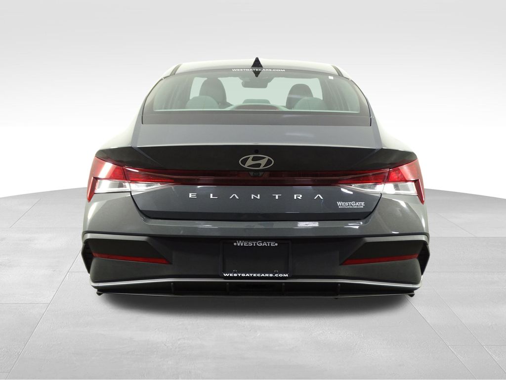 2024 Hyundai Elantra SEL photo 4