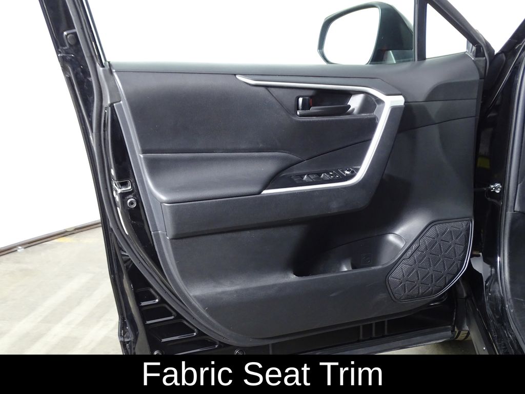 2021 Toyota RAV4 LE - Photo 14