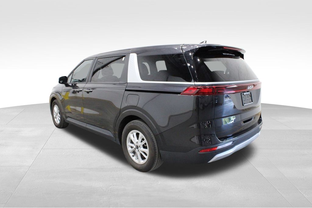 2024 Kia Carnival LX photo 3