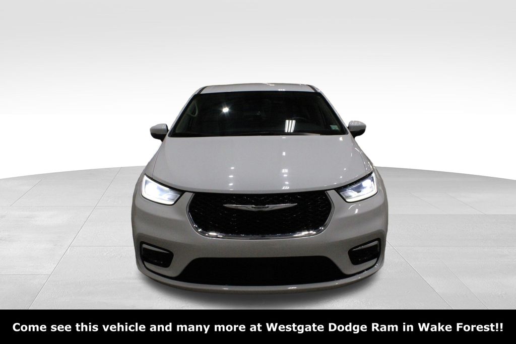2023 Chrysler Pacifica Touring L photo 2