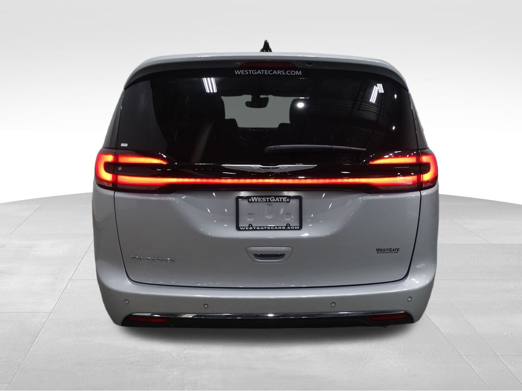 2024 Chrysler Pacifica Touring L photo 4