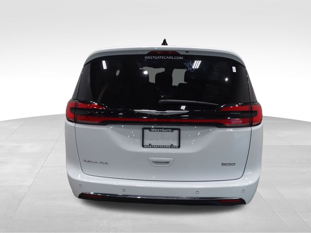 2024 Chrysler Pacifica Touring L photo 4