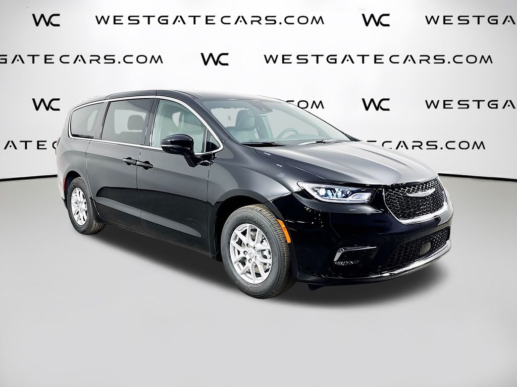 2026 Chrysler Pacifica Select's photo