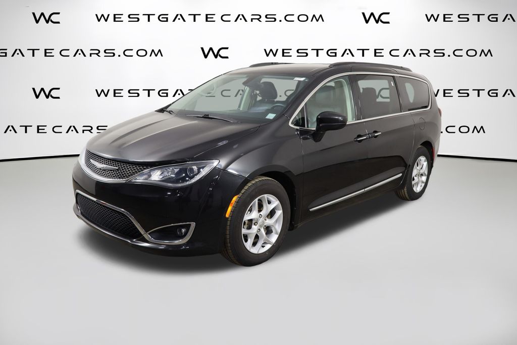 2017 Chrysler Pacifica Touring-L's photo