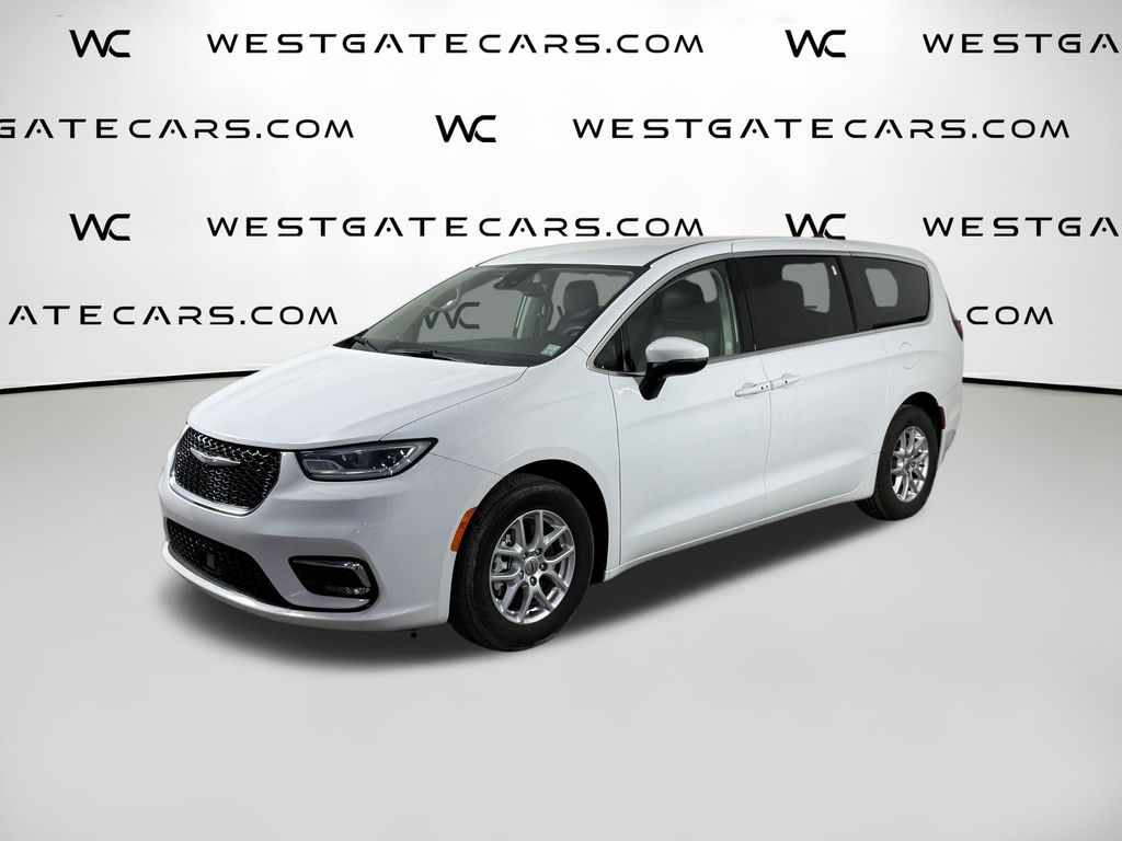 2023 Chrysler Pacifica Touring L's photo