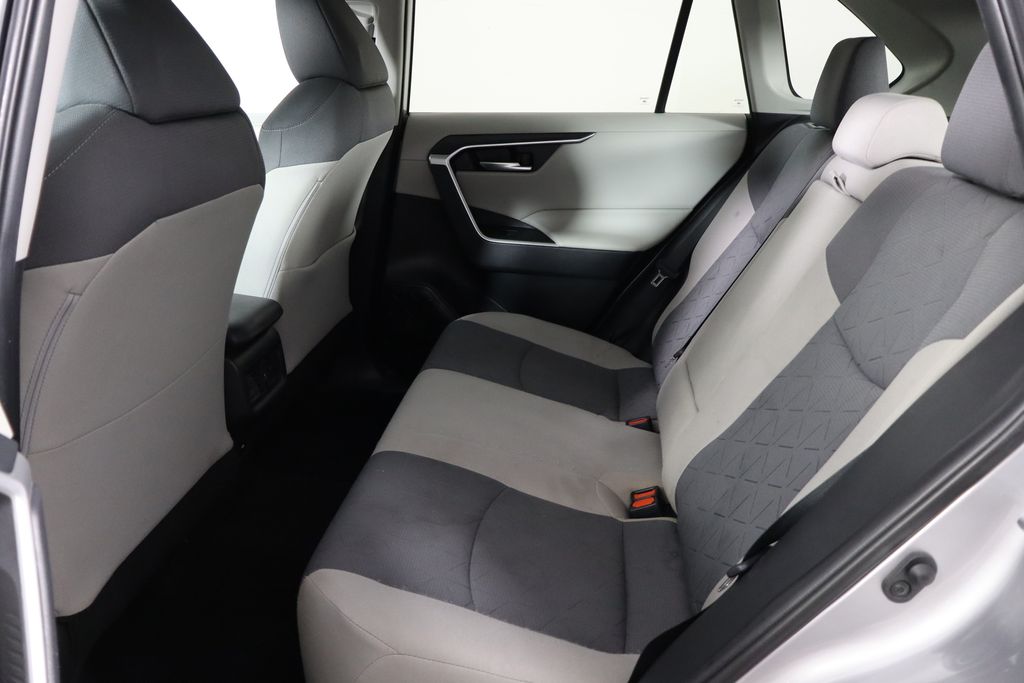 2021 Toyota RAV4 XLE - Photo 16