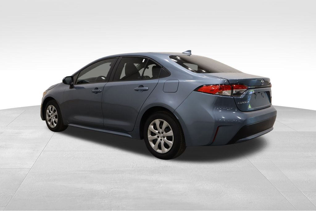 2022 Toyota Corolla LE photo 3