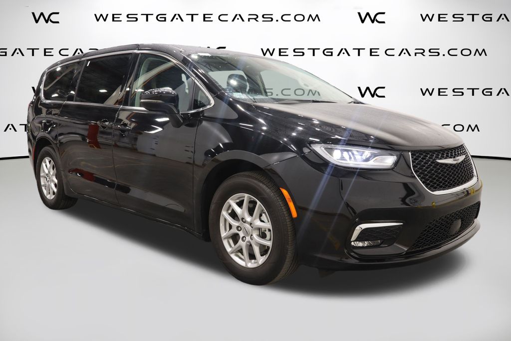 2024 Chrysler Pacifica Touring L's photo