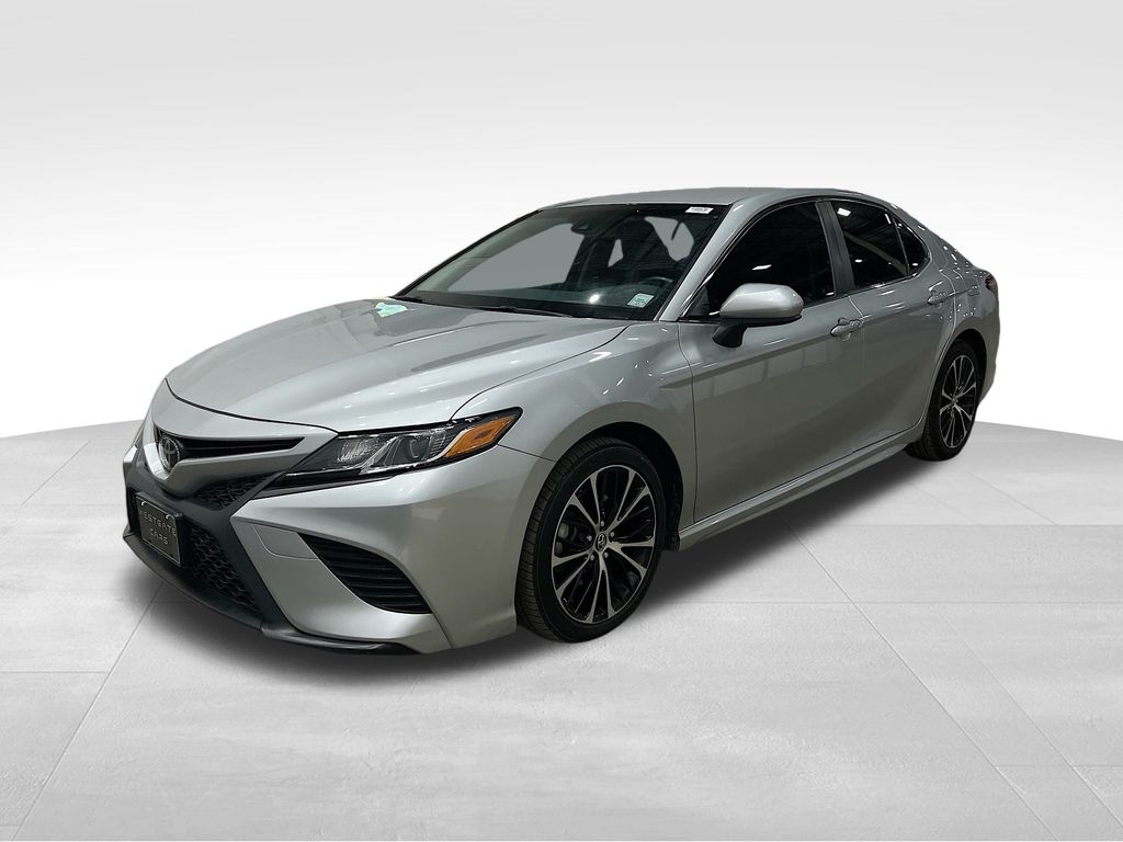 2018 Toyota Camry SE photo 3