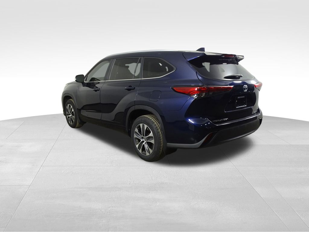 2023 Toyota Highlander XLE photo 2