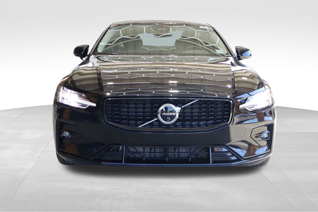 2024 Volvo S60 B5 Plus photo 2