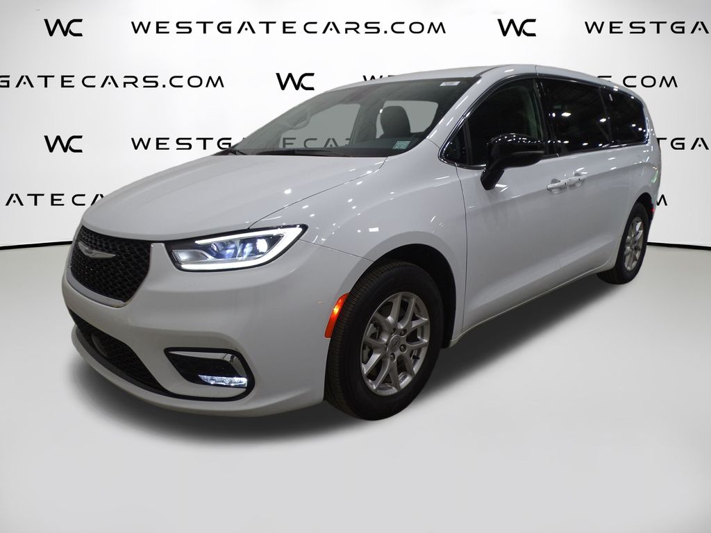 2024 Chrysler Pacifica Touring L's photo