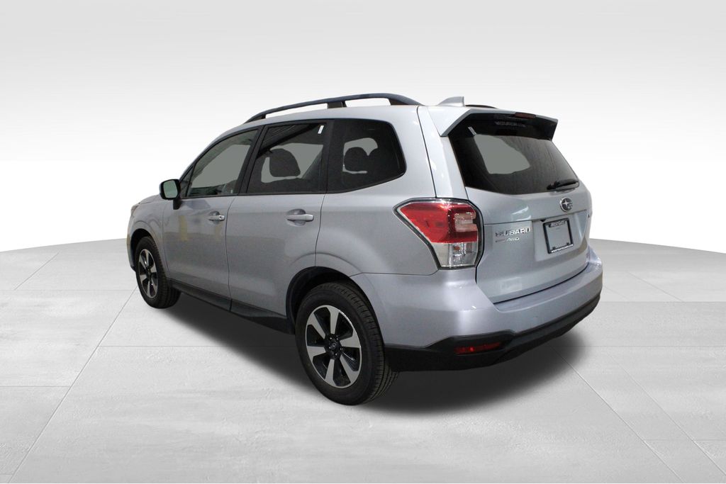 2018 Subaru Forester 2.5i Premium photo 3