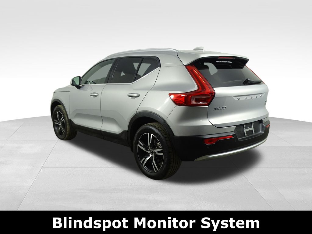 2025 Volvo XC40 Core photo 3
