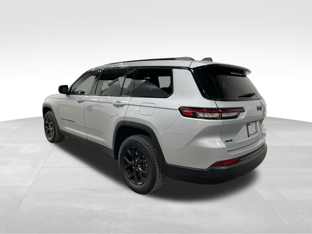 2024 Jeep Grand Cherokee Altitude photo 3