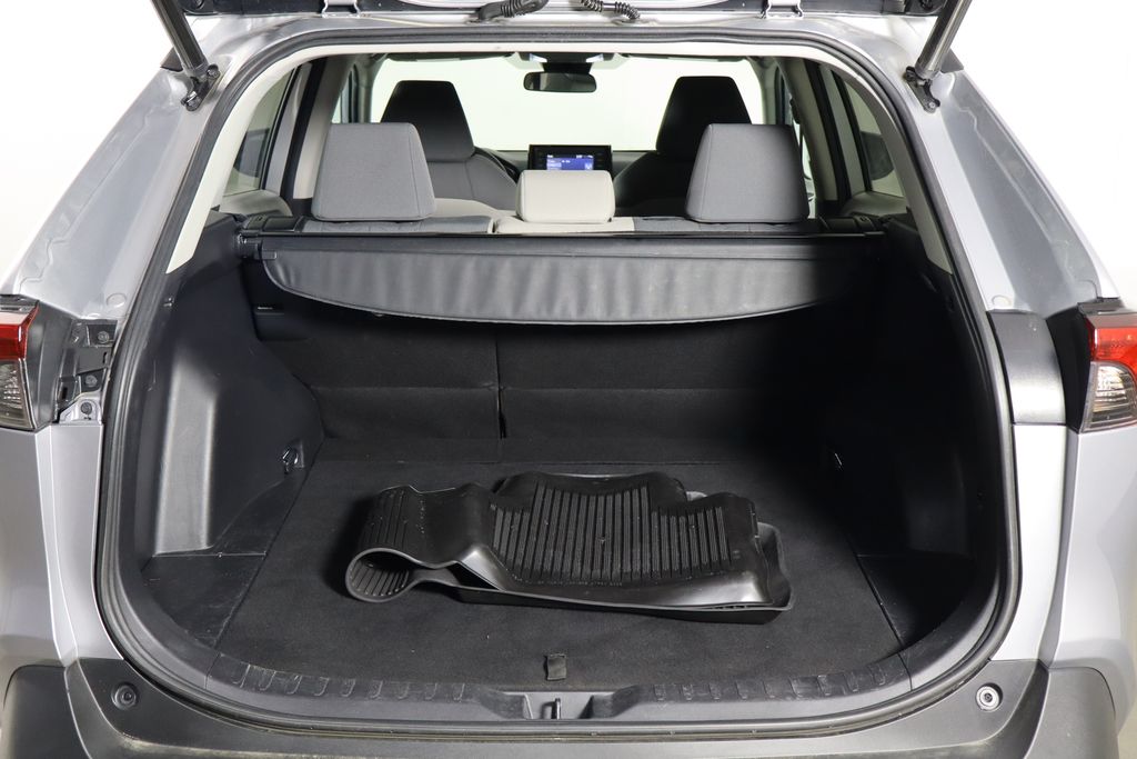 2021 Toyota RAV4 XLE - Photo 17