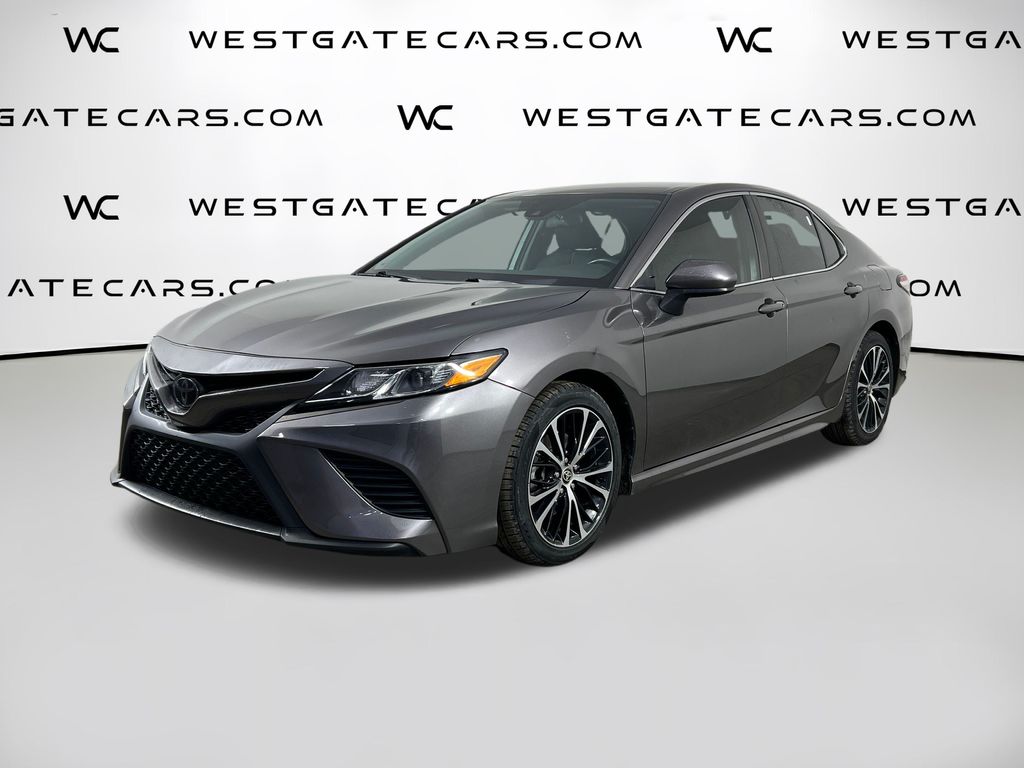 2020 Toyota Camry SE's photo